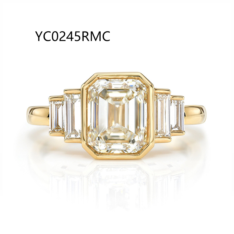 2CT Emerald Cut Moissanite Ring · US5