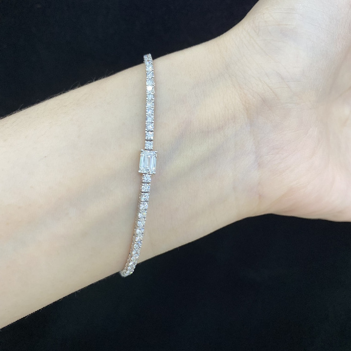 18K White Gold Emerald-Cut Lab-Grown Diamond Tennis Bracelet – Approx. 3.2ct, 17cm — detail 4